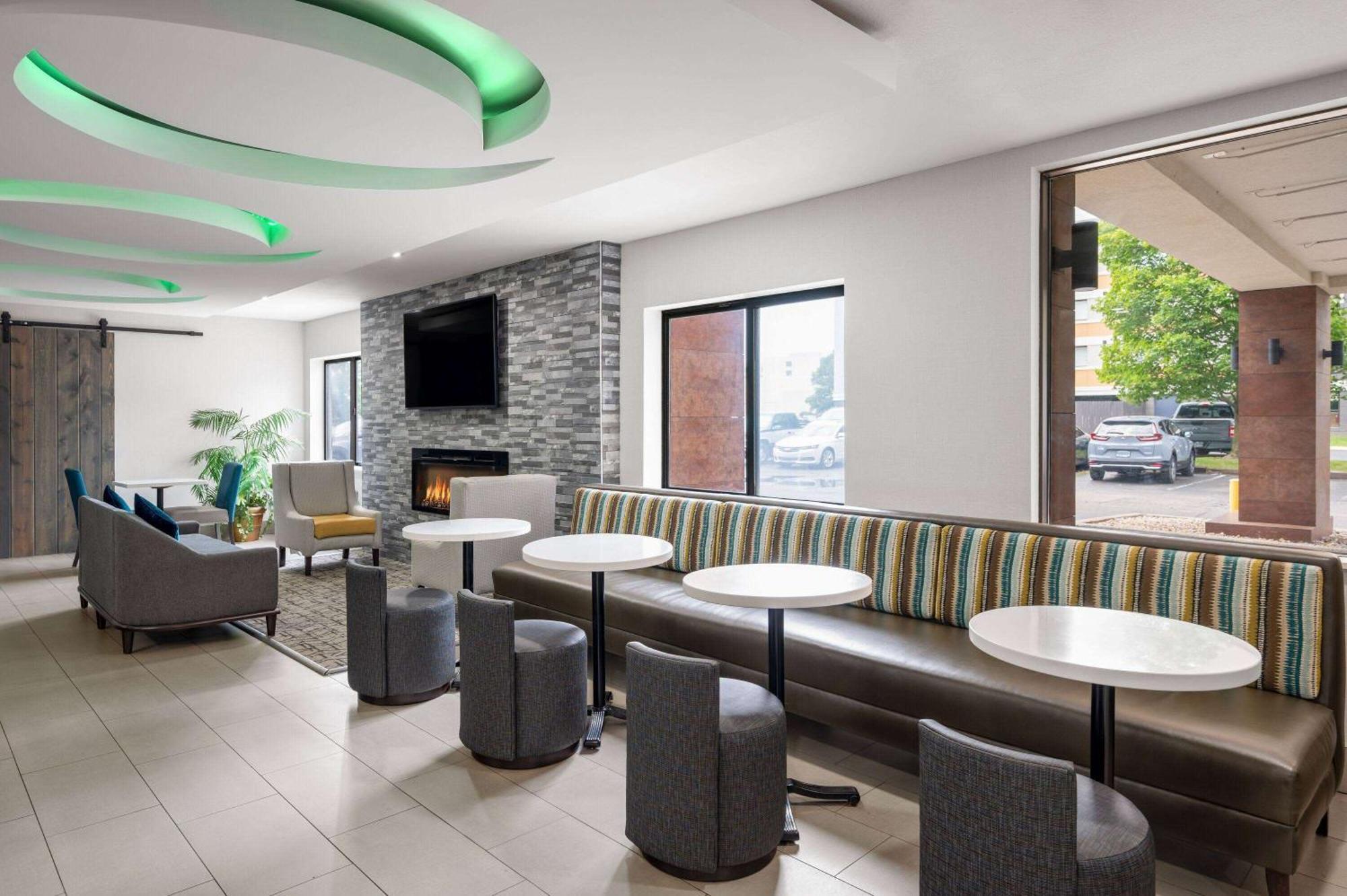 La Quinta Inn By Wyndham Indianapolis Airport Executive Dr Dış mekan fotoğraf
